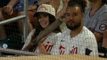 Byron Buxton gifts couple signed bat with message