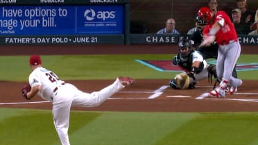 Merrill Kelly poncha a Mike Trout