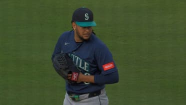 Luis Castillo strikes out Jackson Merrill swinging