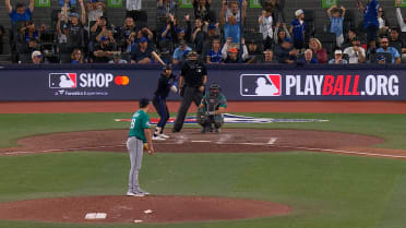Blue Jays fans start the wave around Rogers centre