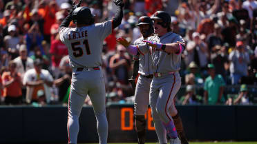 Giants erupt for eight runs in the 8th