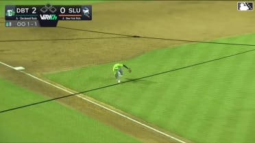 Alfredo Alcantara's stunning barehanded play