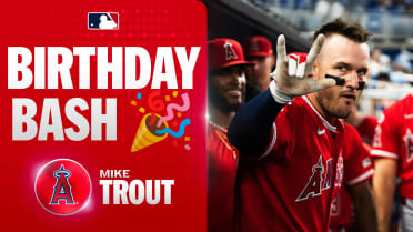 Mike Trout homers on his BIRTHDAY! (19)