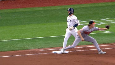 Jonny DeLuca pega hit remolcador tras revisión