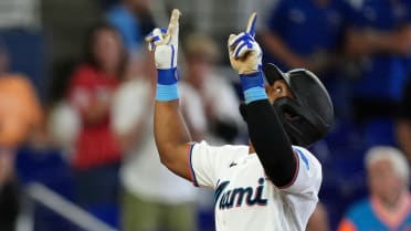 Otto Lopez's solo home run (1)