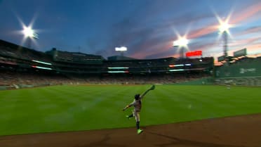 Ronald Acuña Jr.'s athletic catch in right field