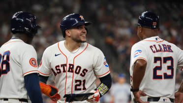 Yainer Diaz's dribbler rolls fair for single
