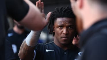 Luisangel Acuña se roba dos bases y anota