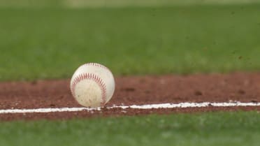 Alejandro Kirk waits out ball to go foul