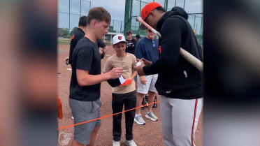 Pete Alonso and Samuel Basallo sign autographs