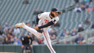 Kody Funderburk deja a dos corredores en bases