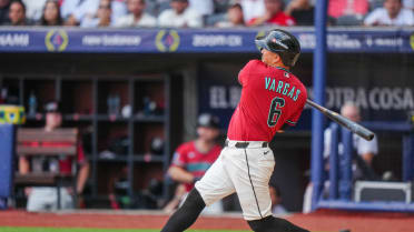 Vargas barre las base con triple