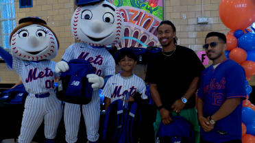 Francisco Lindor donates new backpacks to students