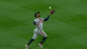 Ozzie Albies' over-the-shoulder grab