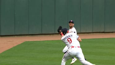 Trevor Larnach hace una gran atrapada en la carrera
