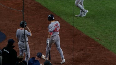 Nate Eaton es golpeado por un bate