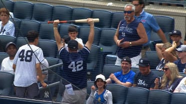 Gunnar Henderson loses bat, fan gets a souvenir 