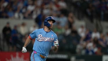 Evan Carter pega jonrón de dos carreras