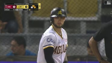 Cooper Johnson saca a Raynel Delgado robando tercera