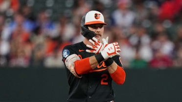 Gunnar Henderson doubles after foul ball is overturned 
