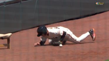 Giants balldude makes diving stop