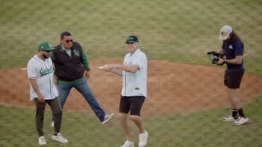 Dale Murphy lanza la primera bola 