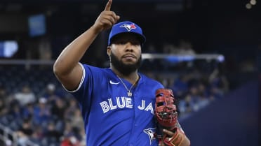 Vladimir Guerrero Jr. takes field to an ovation