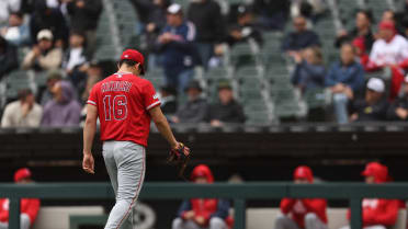 Kikuchi sale del juego por aparente lesión 