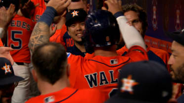 Astros erupt for six runs in the 8th