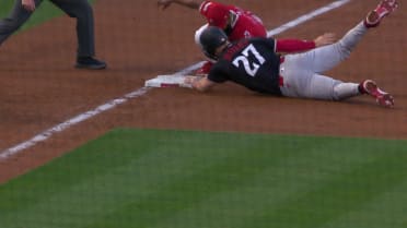 Mike Trout pone out a Jeffers