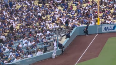 Dodgers ballboy makes leaping catch