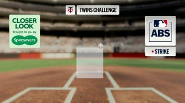 Jeff Hoffman poncha a Trevor Larnach tras reto ABS