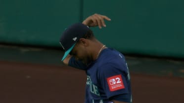 Julio Rodríguez's reaching snag