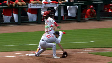 Elly De La Cruz reaches after call is overturned