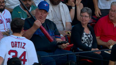 Blue Jays fan takes home Vladimir Guerrero Jr.'s bat