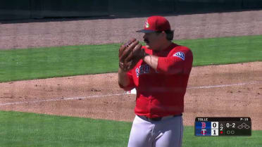 Payton Tolle lanza 2 entradas en apertura primaveral