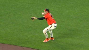 Willy Adames' sliding grab