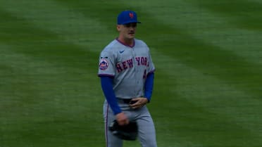 Austin Warren sale de apuros con bases llenas