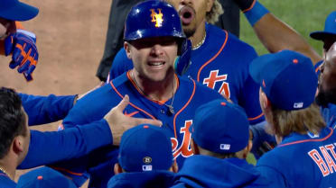 Pete Alonso walks it off