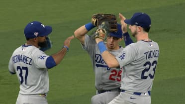 Edgardo Henriquez seals the Dodgers' 6-2 win