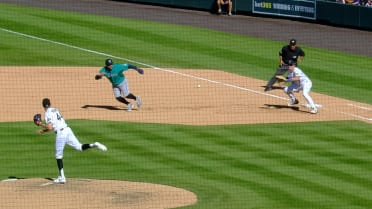 Jimmy Herget atrapa a Josh Naylor robando en segunda