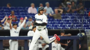 Marlins erupt for five runs in the 4th