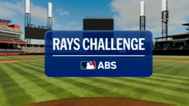 Kyle Farmer recibe base por bolas tras reto ABS