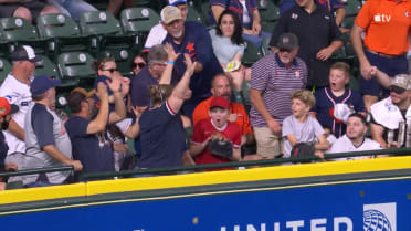 Angels fan catches Zach Neto's home run