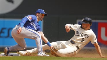 Freddy Fermin throws out Trevor Larnach after review
