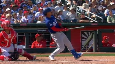 Santiago Espinal da HR de tres rayas