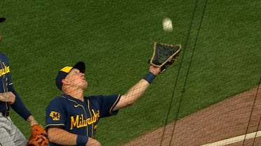 Andrew Vaughn's over-the-shoulder catch