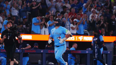 Davis Schneider's solo home run (2)