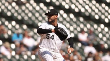 Martín Pérez strikes out two