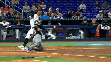 Heriberto Hernández anota tras una jugada de selección